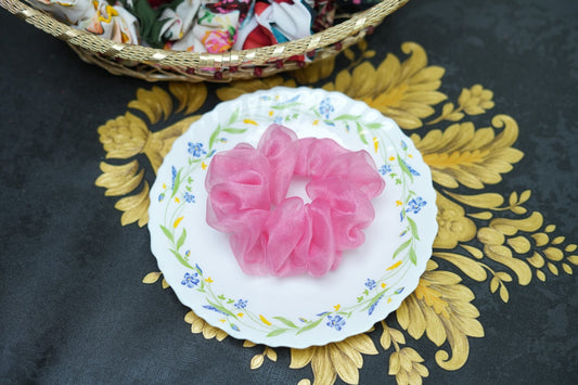 Rouge organza scrunchie