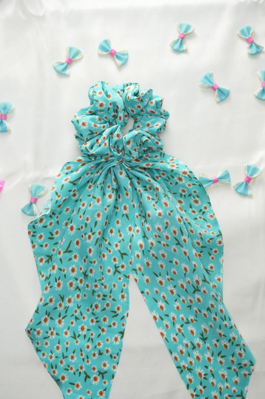 Cotoneaster tail scrunchie