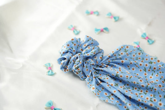Narcissus tail scrunchie